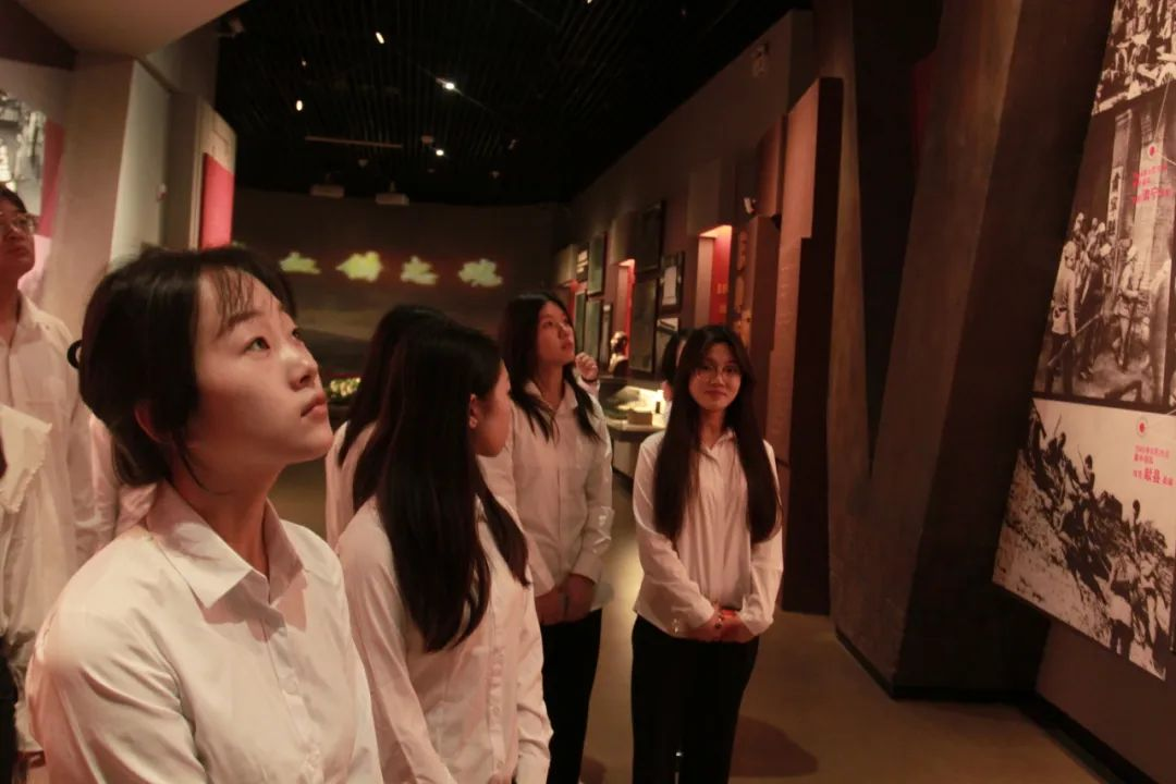 保定理工學(xué)院信息科學(xué)與工程學(xué)院 前往冉莊地道戰(zhàn)紀(jì)念館開(kāi)展牌儀式