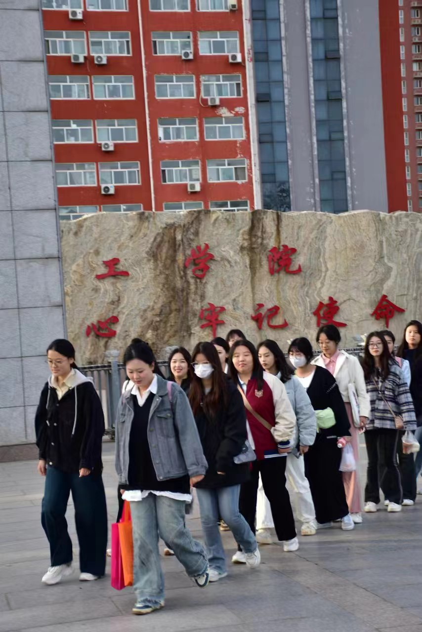 勇?lián)鷷r(shí)代使命，傳遞教育力量——鄭家莊小學(xué)支教活動(dòng)