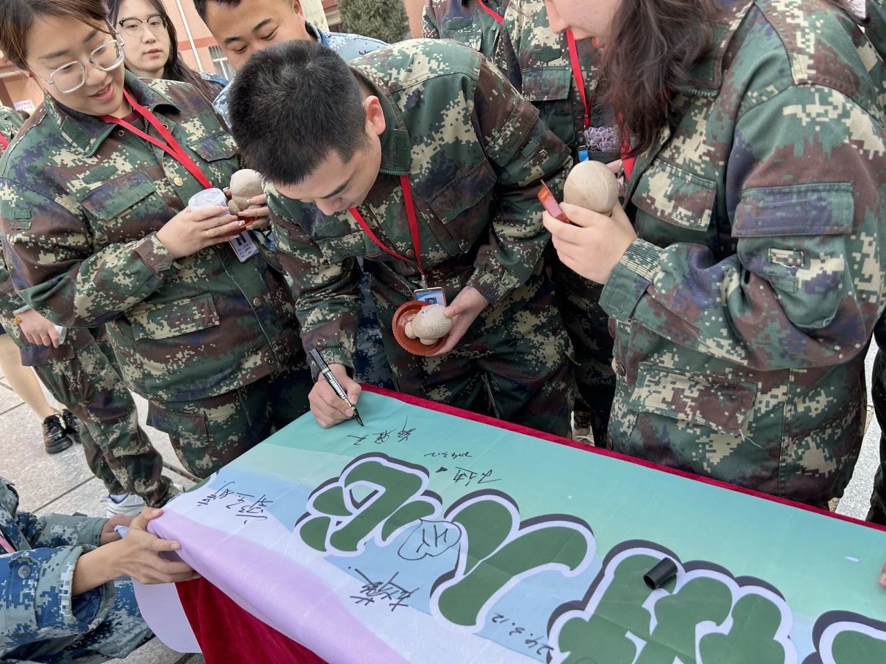 “‘植’此青綠，教樹人心，‘育’汝于成”植樹節(jié)活動圓滿結(jié)束!