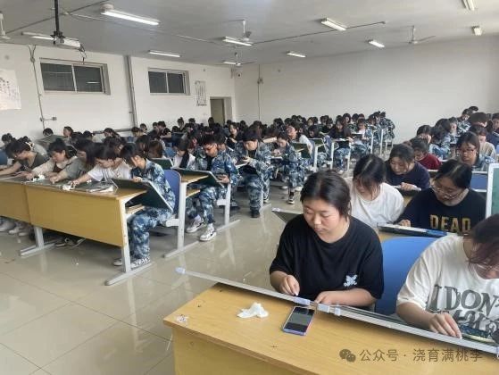 [教育·教學(xué)]妙筆下寫世界，板書上丹心情