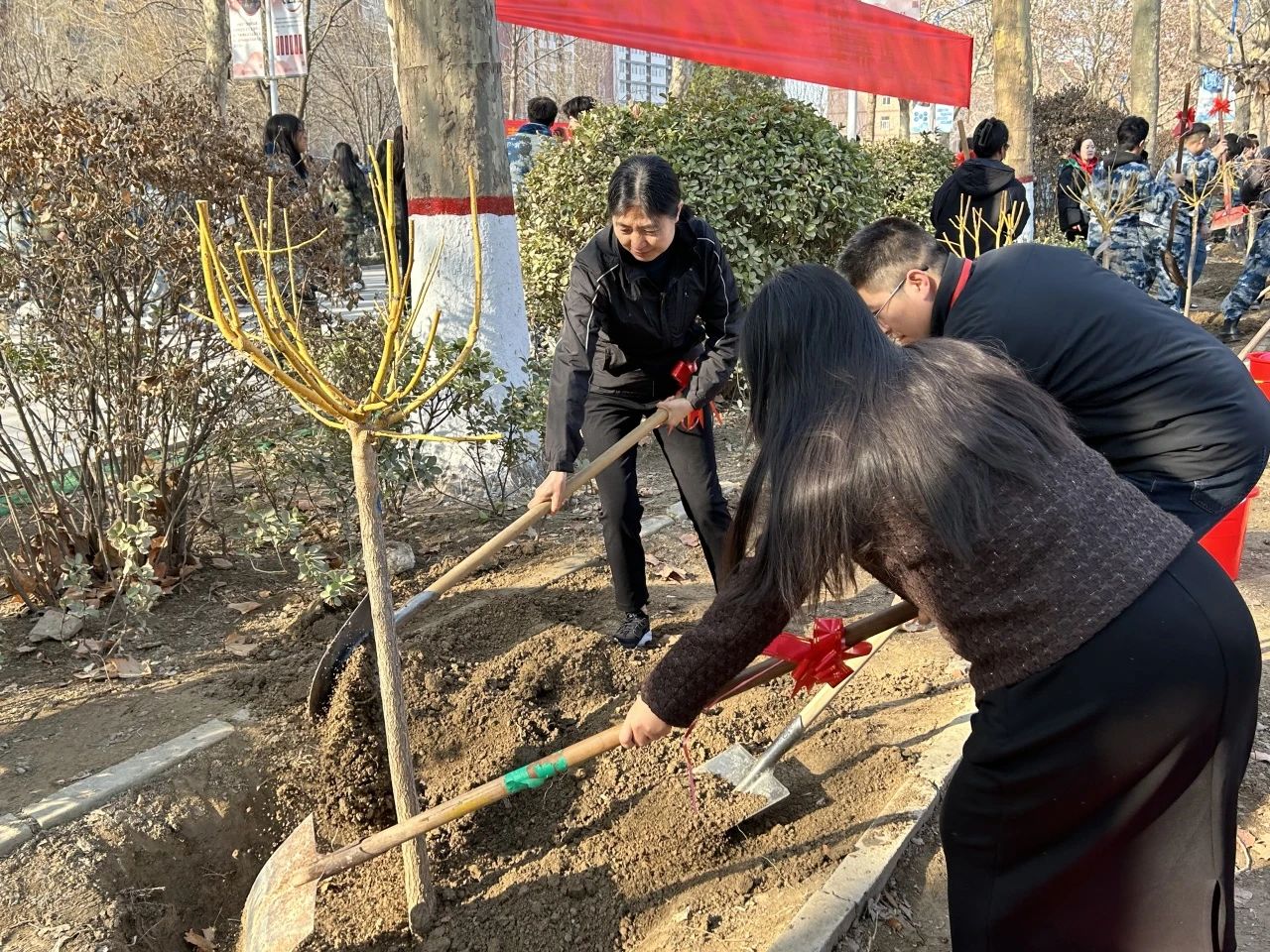 “‘植’此青綠，教樹人心，‘育’汝于成”植樹節(jié)活動圓滿結(jié)束!