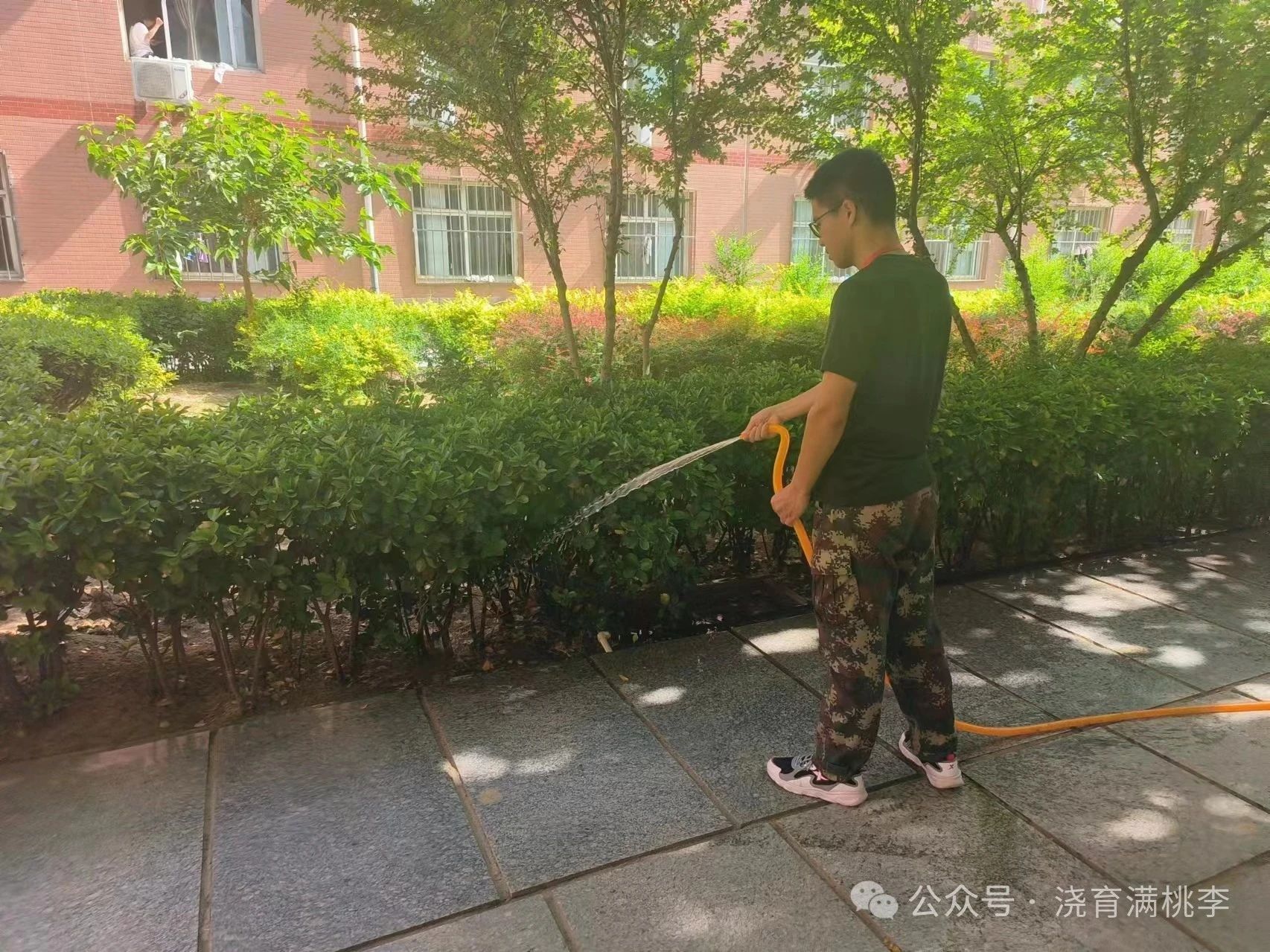 勞動踐于行，美德鑄于心