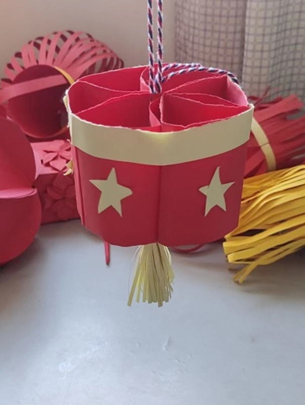 弘揚(yáng)傳統(tǒng)文化 傳承愛(ài)國(guó)情懷——教育學(xué)院開(kāi)展創(chuàng)意燈籠制作活動(dòng)