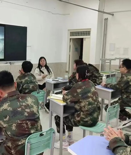 輔導員培訓——“微笑式管理，影響式教育，引導式批評”