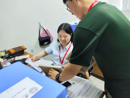 老師，請(qǐng)簽收教師節(jié)禮物