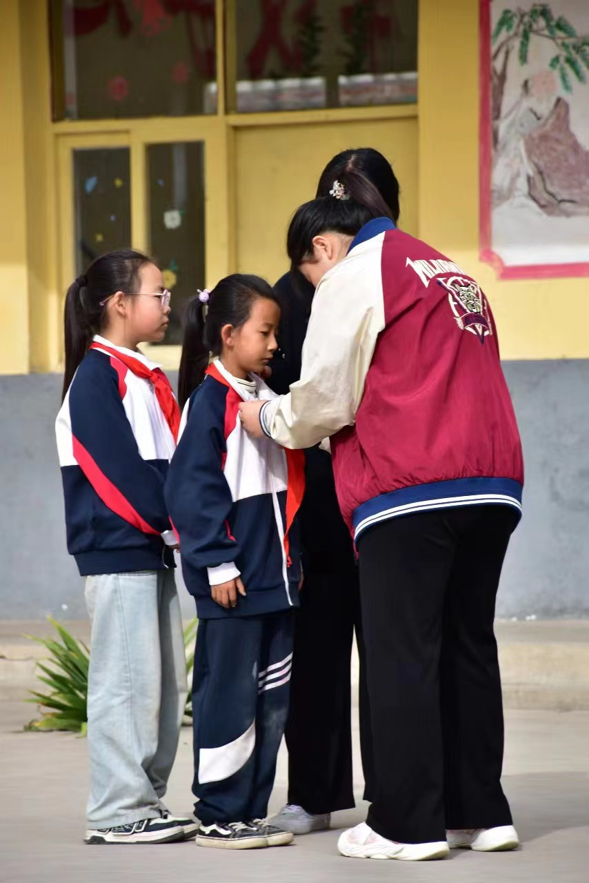 勇?lián)鷷r(shí)代使命，傳遞教育力量——鄭家莊小學(xué)支教活動(dòng)