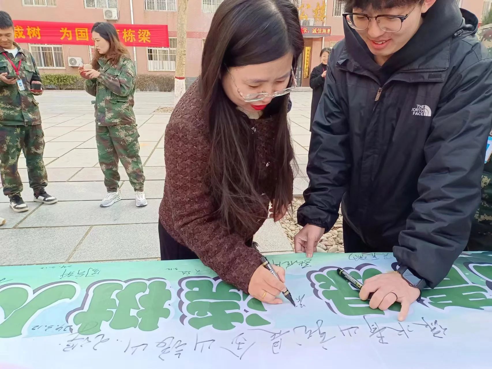 “‘植’此青綠，教樹人心，‘育’汝于成”植樹節(jié)活動圓滿結(jié)束!