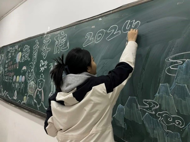 【教育·教學(xué)】黑板定格美好，寄語(yǔ)傳遞深情