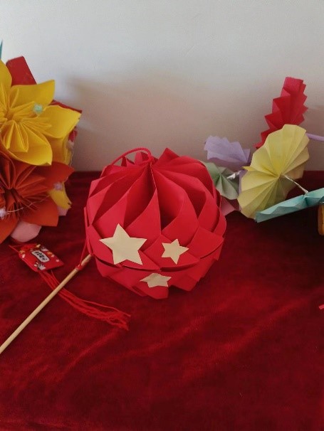 弘揚(yáng)傳統(tǒng)文化 傳承愛(ài)國(guó)情懷——教育學(xué)院開(kāi)展創(chuàng)意燈籠制作活動(dòng)