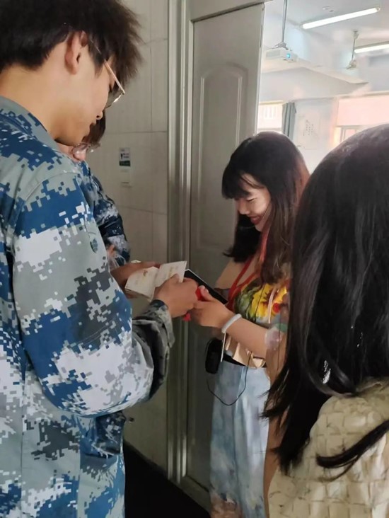 兒童節(jié)，“大朋友”們與小朋友們共度六一?。?！