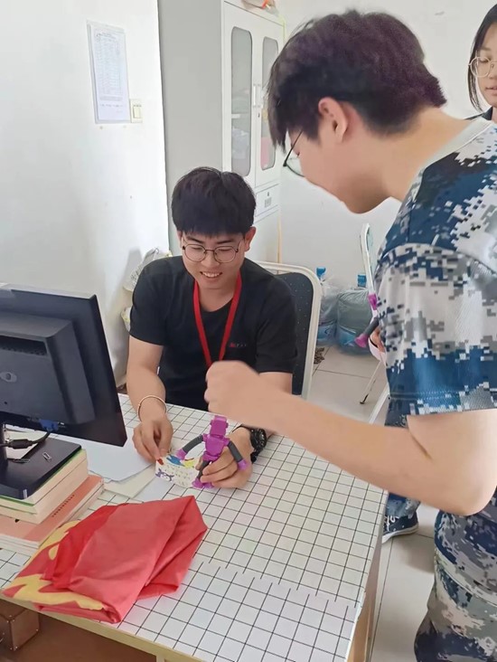 兒童節(jié)，“大朋友”們與小朋友們共度六一?。。? onmousewheel=
