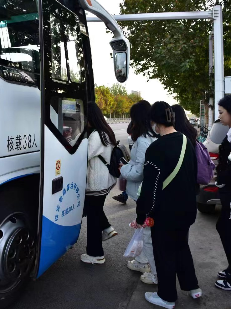 勇?lián)鷷r(shí)代使命，傳遞教育力量——鄭家莊小學(xué)支教活動(dòng)