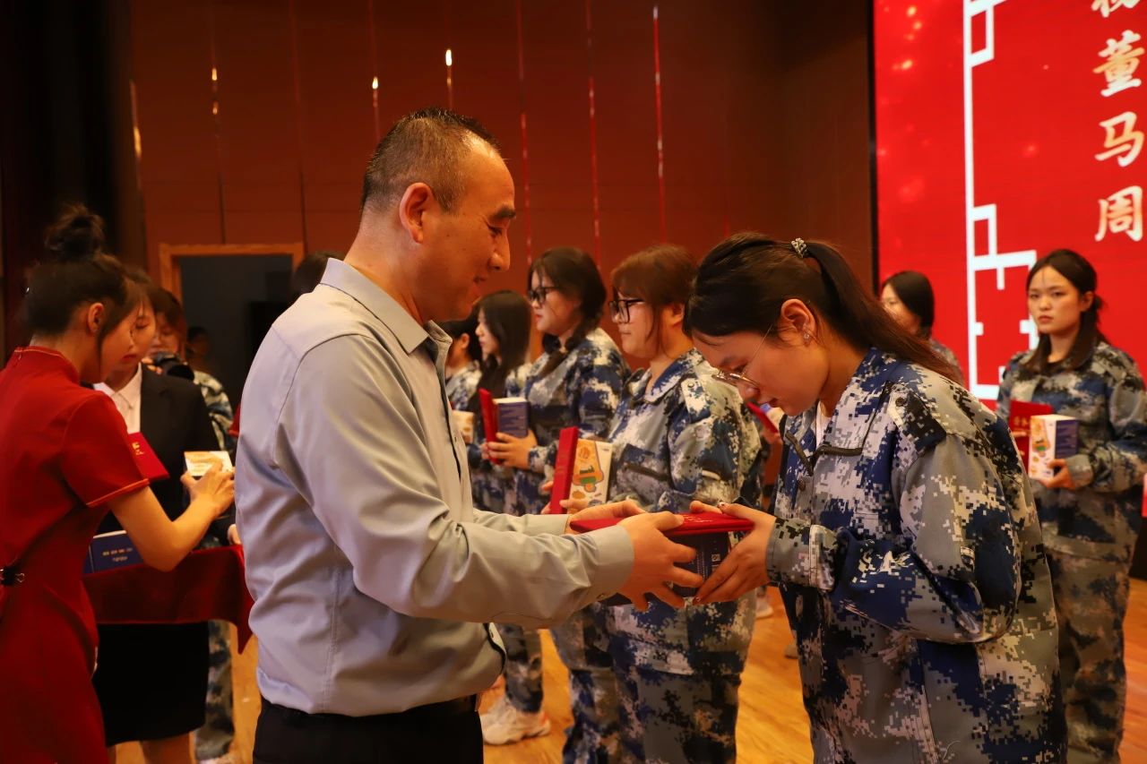 以“實踐”賦能 涵養(yǎng)優(yōu)秀學風——“賡續(xù)教育初心 踔厲奮發(fā)向未來”2023學年實習表彰大會圓滿結(jié)束