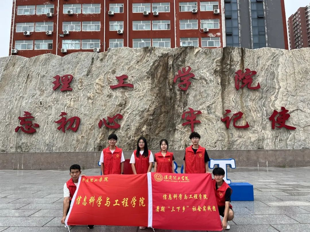 在太行博物館,實踐團的成員們參觀了展館陳列的歷史文物,結(jié)合所學知識講解了歷史故事。同時,親身感受了文物道具的歷史溫度和厚重感,激發(fā)了團隊成員們的興趣和愛國熱情。