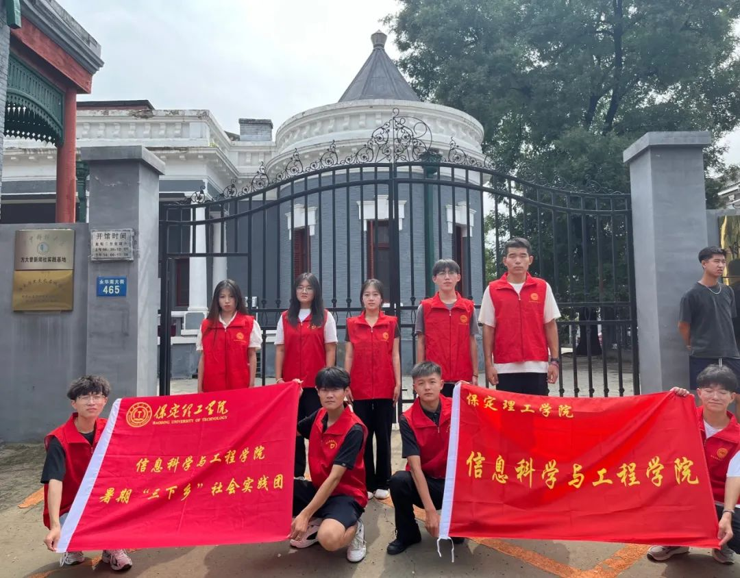 在太行博物館,實踐團的成員們參觀了展館陳列的歷史文物,結(jié)合所學知識講解了歷史故事。同時,親身感受了文物道具的歷史溫度和厚重感,激發(fā)了團隊成員們的興趣和愛國熱情。