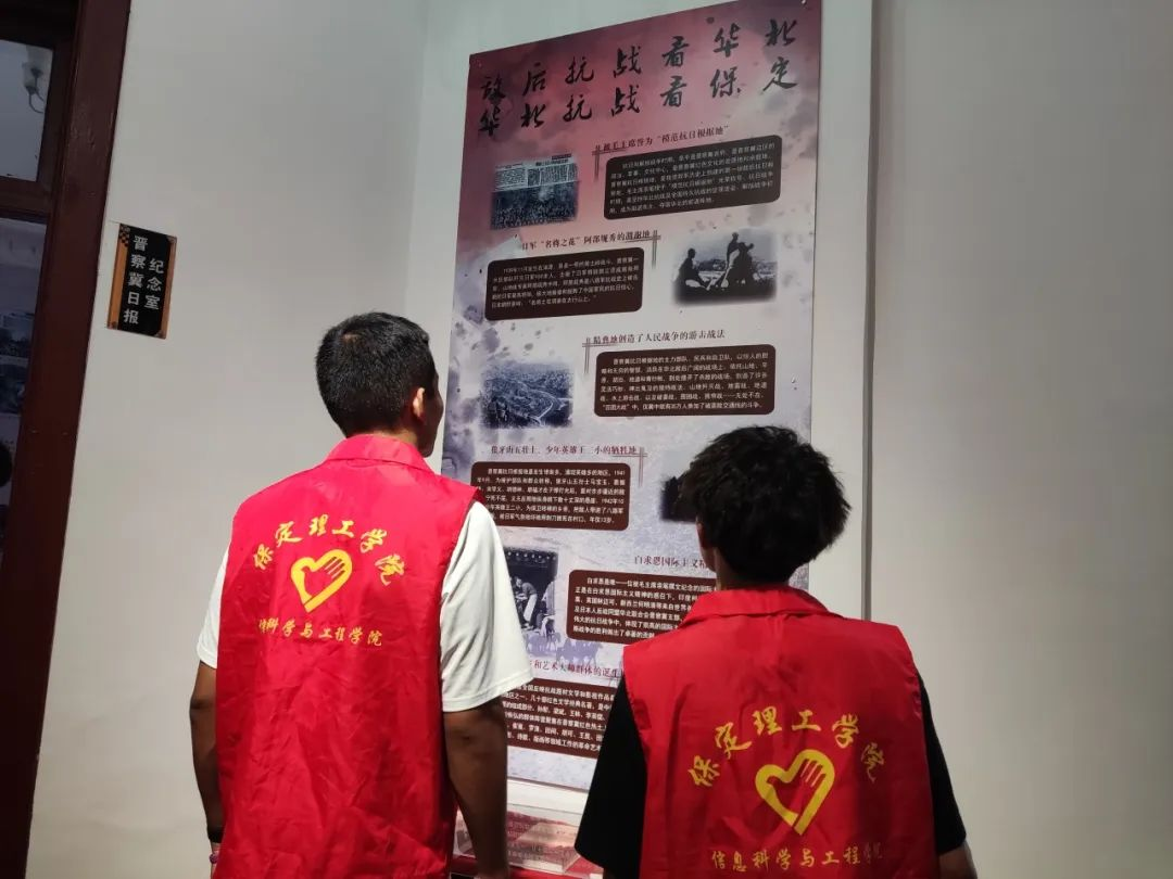 在太行博物館,實踐團的成員們參觀了展館陳列的歷史文物,結(jié)合所學知識講解了歷史故事。同時,親身感受了文物道具的歷史溫度和厚重感,激發(fā)了團隊成員們的興趣和愛國熱情。