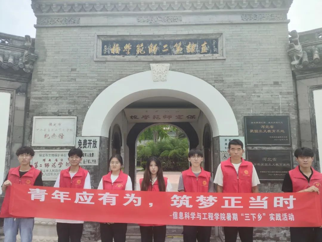 在太行博物館,實踐團的成員們參觀了展館陳列的歷史文物,結(jié)合所學知識講解了歷史故事。同時,親身感受了文物道具的歷史溫度和厚重感,激發(fā)了團隊成員們的興趣和愛國熱情。
