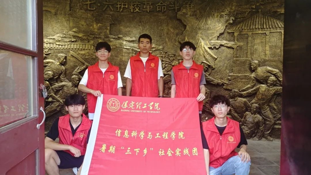 在太行博物館,實踐團的成員們參觀了展館陳列的歷史文物,結(jié)合所學知識講解了歷史故事。同時,親身感受了文物道具的歷史溫度和厚重感,激發(fā)了團隊成員們的興趣和愛國熱情。