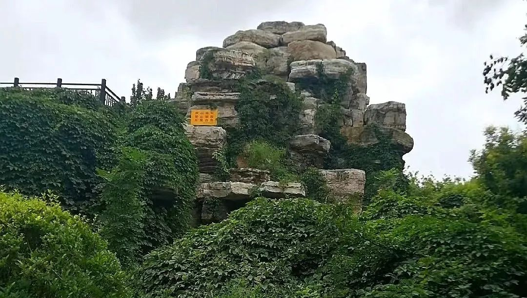 在太行博物館,實踐團的成員們參觀了展館陳列的歷史文物,結(jié)合所學知識講解了歷史故事。同時,親身感受了文物道具的歷史溫度和厚重感,激發(fā)了團隊成員們的興趣和愛國熱情。