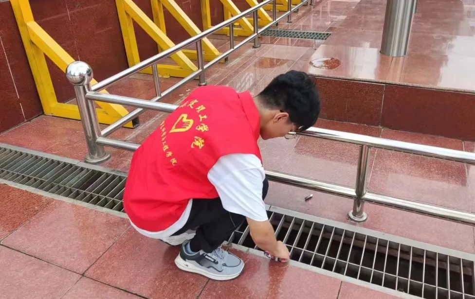 在太行博物館,實踐團的成員們參觀了展館陳列的歷史文物,結(jié)合所學知識講解了歷史故事。同時,親身感受了文物道具的歷史溫度和厚重感,激發(fā)了團隊成員們的興趣和愛國熱情。