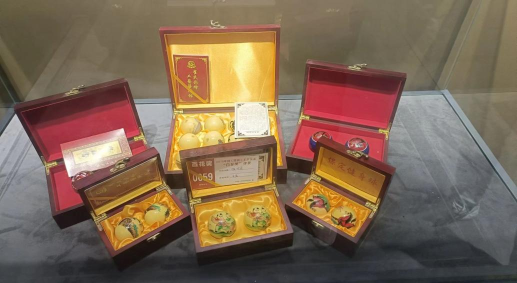 在太行博物館,實踐團的成員們參觀了展館陳列的歷史文物,結(jié)合所學知識講解了歷史故事。同時,親身感受了文物道具的歷史溫度和厚重感,激發(fā)了團隊成員們的興趣和愛國熱情。