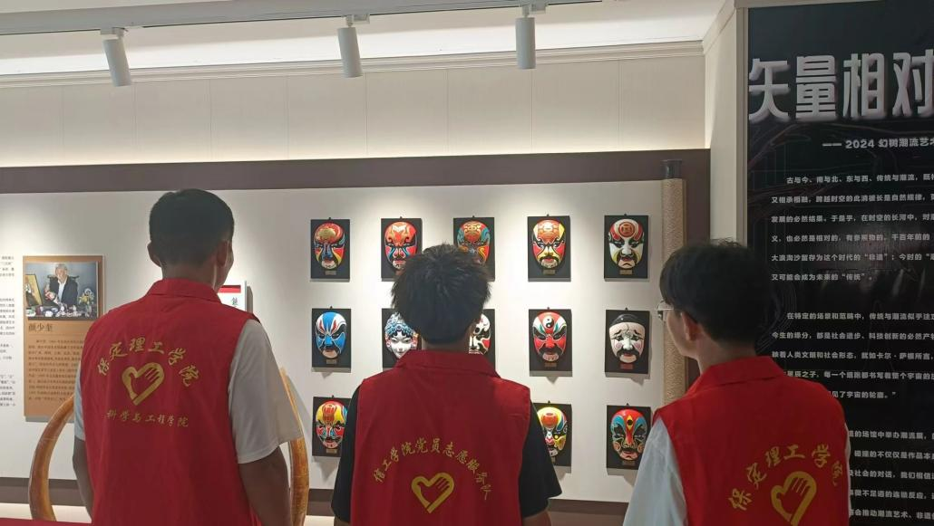 在太行博物館,實踐團的成員們參觀了展館陳列的歷史文物,結(jié)合所學知識講解了歷史故事。同時,親身感受了文物道具的歷史溫度和厚重感,激發(fā)了團隊成員們的興趣和愛國熱情。
