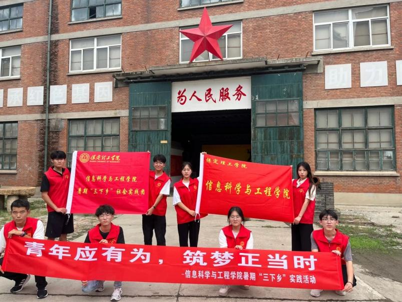 在太行博物館,實踐團的成員們參觀了展館陳列的歷史文物,結(jié)合所學知識講解了歷史故事。同時,親身感受了文物道具的歷史溫度和厚重感,激發(fā)了團隊成員們的興趣和愛國熱情。