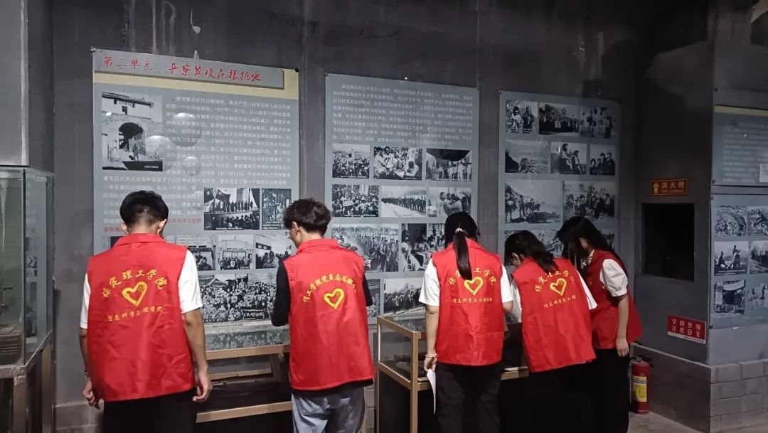 在太行博物館,實踐團的成員們參觀了展館陳列的歷史文物,結(jié)合所學知識講解了歷史故事。同時,親身感受了文物道具的歷史溫度和厚重感,激發(fā)了團隊成員們的興趣和愛國熱情。