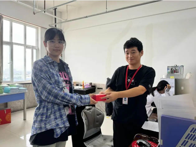 情意滿中秋，月餅送祝福|信工學院為教職工發(fā)放中秋月餅