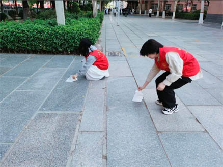 “彎腰拾起責(zé)任，行動(dòng)扮靚校園”｜信息科學(xué)與工程學(xué)院開展“倡行彎腰行動(dòng)”主題活動(dòng)（一）