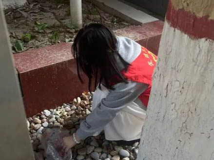 “彎腰拾起責(zé)任，行動(dòng)扮靚校園”｜信息科學(xué)與工程學(xué)院開展“倡行彎腰行動(dòng)”主題活動(dòng)（一）