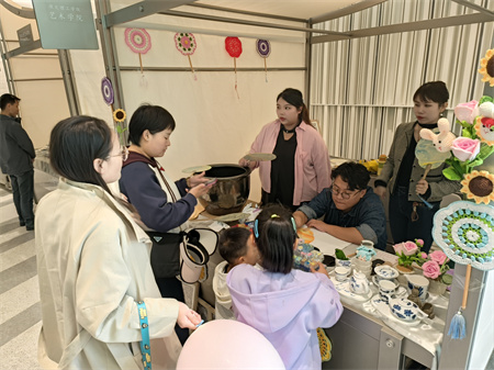 保定理工學(xué)院藝術(shù)學(xué)院師生閃耀雄安商服中心X青年藝術(shù)節(jié) ——共繪青春色彩，綻放藝術(shù)魅力