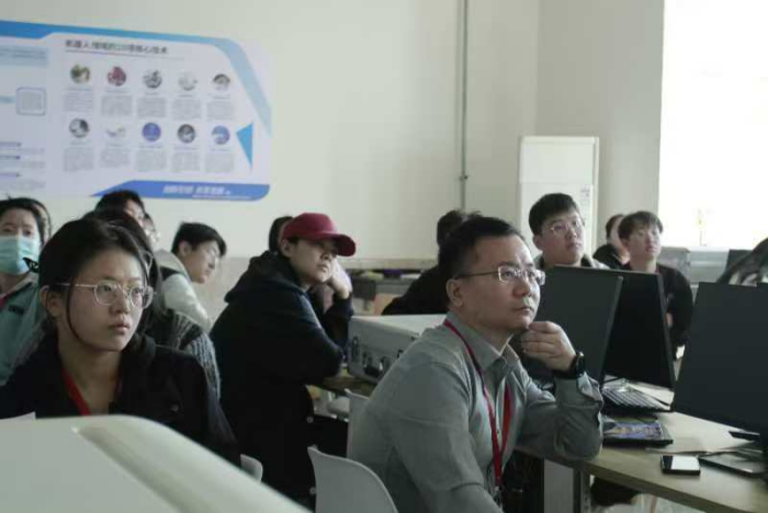 【匠心育師·師道傳承】強(qiáng)技能，促提升—信息科學(xué)與工程學(xué)院教師技能系列培訓(xùn)（十）順利開(kāi)展