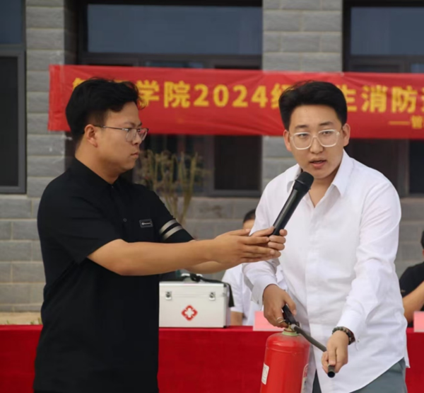 安全教育|保定理工學(xué)院|管理學(xué)院|消防演練筑防線，新生技能展風(fēng)采