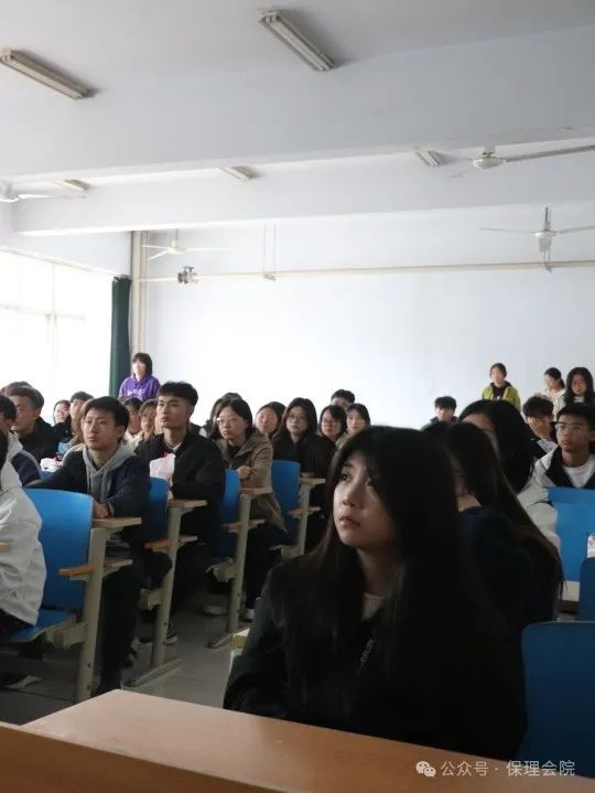 保定理工學院會計學院團旗引領(lǐng)成長路，培訓鑄就青春夢