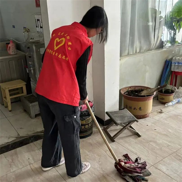 尊老敬老，情暖重陽——保定理工學(xué)院走進(jìn)南祥園敬老院開展關(guān)愛慰問老人活動