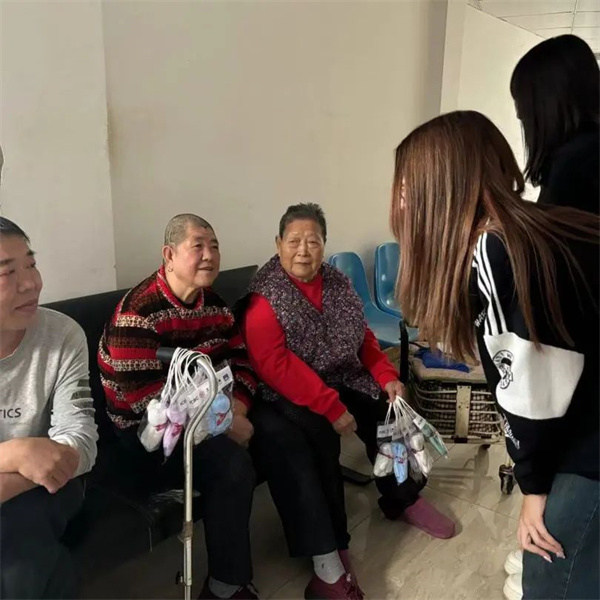 尊老敬老，情暖重陽——保定理工學(xué)院走進(jìn)南祥園敬老院開展關(guān)愛慰問老人活動