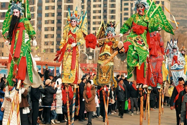 打起鑼來敲起鼓，歡天喜地鬧新春