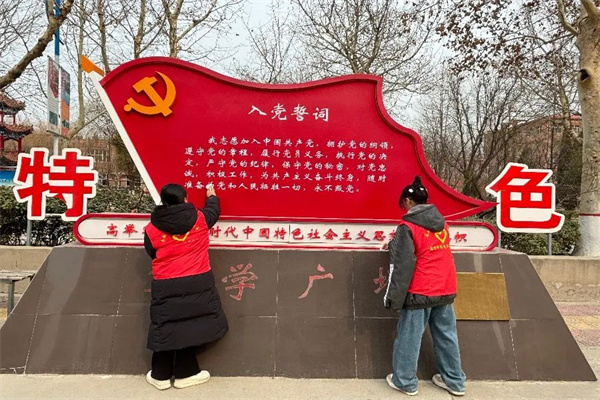 經(jīng)濟(jì)學(xué)院積極開展志愿者校園清掃活動，助力校園環(huán)境美化