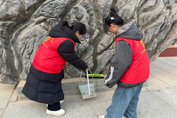 經(jīng)濟(jì)學(xué)院積極開展志愿者校園清掃活動，助力校園環(huán)境美化
