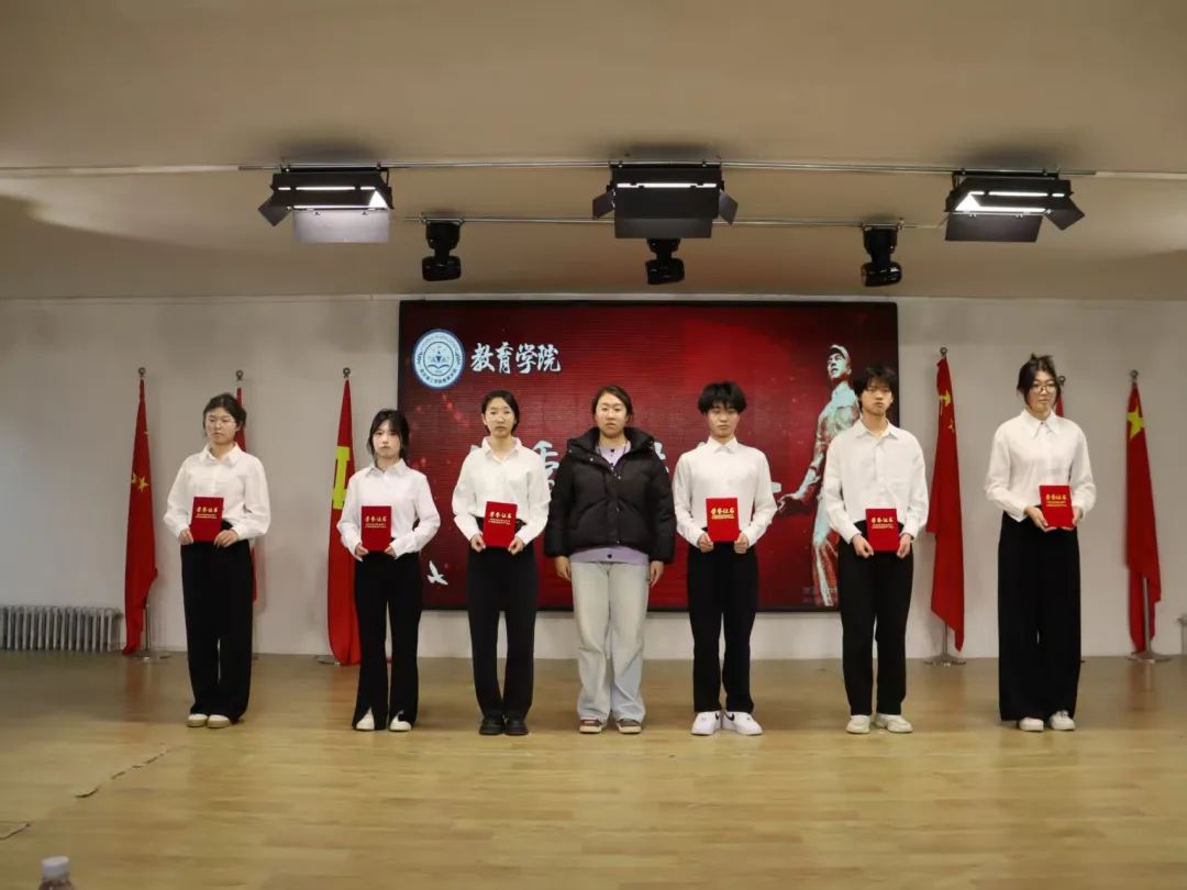 弘揚(yáng)雷鋒精神，爭做時代新人