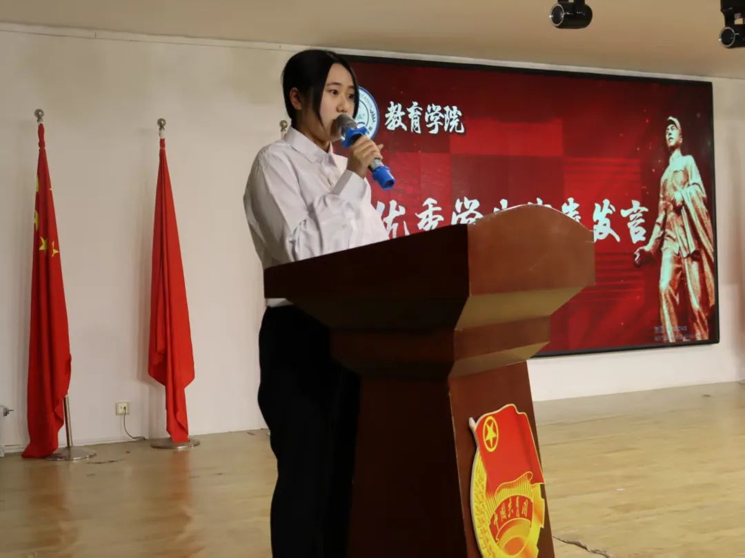 弘揚(yáng)雷鋒精神，爭做時代新人