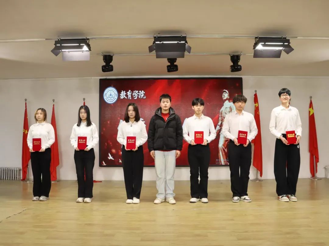 弘揚(yáng)雷鋒精神，爭做時代新人