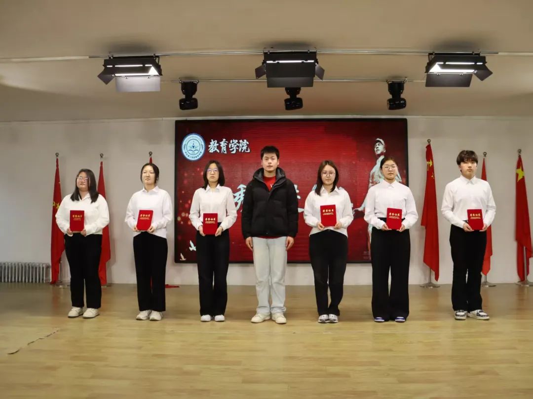 弘揚(yáng)雷鋒精神，爭做時代新人