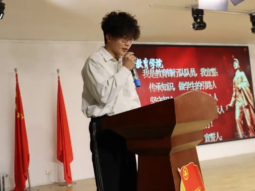 弘揚(yáng)雷鋒精神，爭做時代新人