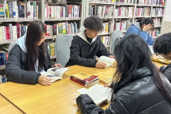 保定理工學(xué)院經(jīng)濟(jì)學(xué)院：圖書館里的自律風(fēng)景，學(xué)風(fēng)與感恩教育的生動實(shí)踐