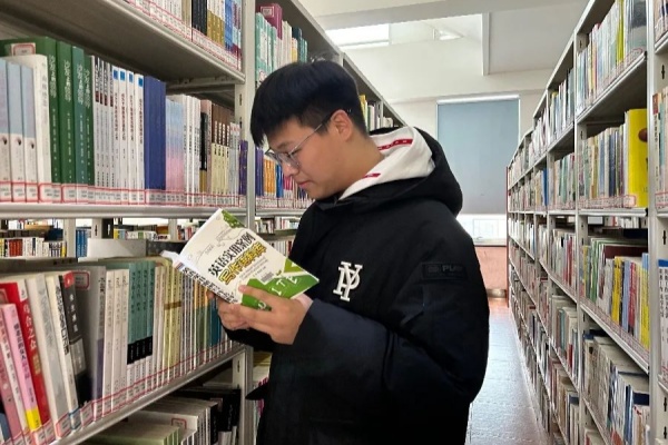 保定理工學(xué)院經(jīng)濟(jì)學(xué)院：圖書館里的自律風(fēng)景，學(xué)風(fēng)與感恩教育的生動實(shí)踐