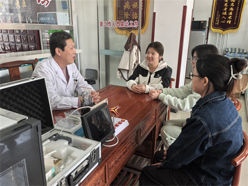 校園志愿進(jìn)社區(qū)，暖心服務(wù)踐初心
