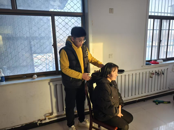 孝老愛親（四）|保定理工學(xué)院|管理學(xué)院|養(yǎng)成教育育新苗，孝親之舉暖親情