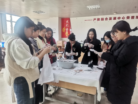 非遺扎染煥新彩 傳承古法啟新篇 ——視覺傳達設(shè)計教研室進行“匠心扎染”主題活動